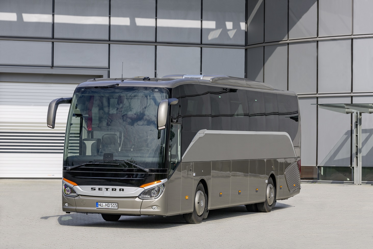 Setra S 515 HD ComfortClass 500, Exterieur, muschelgrau metallic, OM 470 mit 
315 kW/428 PS, 10,7 L Hubraum, 8-Gang PowerShift-Getriebe, LED-Scheinwerfer, 
Coach MediaRouter, FleetBoard TiiRec on-board Computer, Komfort-Kopfstützen, Länge/Breite/Höhe: 12.295/2.550/3.770 mm, Bestuhlung: 1/44 // Setra S 515 HD ComfortClass 500, Exterior, gray metallic, OM 470 rated at 315 kW/428 hp, displacement 10.7 l, 8-speed PowerShift transmission, LED headlamps, Coach MediaRouter, FleetBoard TiiRec on-board computer, comfort headrests, length/width/height: 12295/2550/3770 mm, seating: 1/44